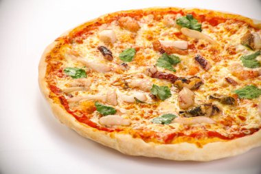 İtalyan geleneksel deniz ürünleri ve kişniş yapraklı pizza.