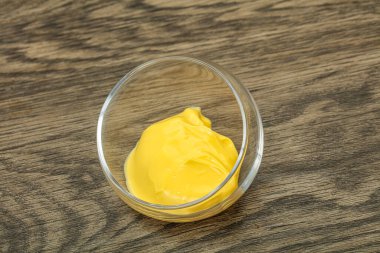 Tabaktaki doğal lezzetli peynir sosu