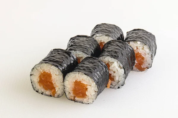 Gulungan Perdagangan Jepang Dengan Salmon Nori Dan Beras — Stok Foto