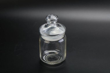 Kapağı izole edilmiş boş cam kavanoz