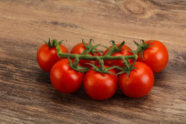 Taze olgun domates dalıyla izole edilmiş.