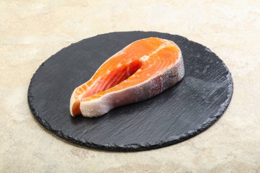 Pişirmek için çiğ somon bifteği.