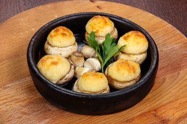 Maydanoz servis edilen peynirli fırında şampiyon.