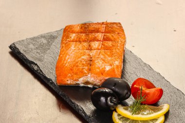 Limonlu ızgara somon balığı bifteği.