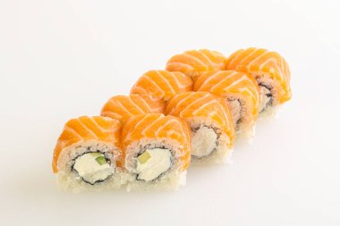 Somon, nori ve pirinçli geleneksel Japon dürümü.