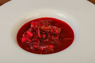 Rus geleneksel lahana ve sığır eti çorbası