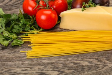 Çiğ İtalyan spagetti yığını, peynir ve sebzeli.