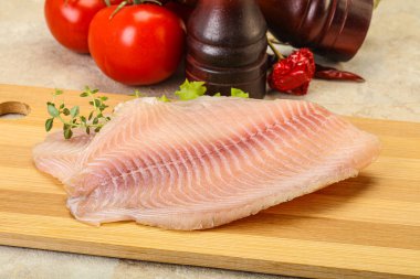 Pişirmek için çiğ tilapia balığı filetosu.