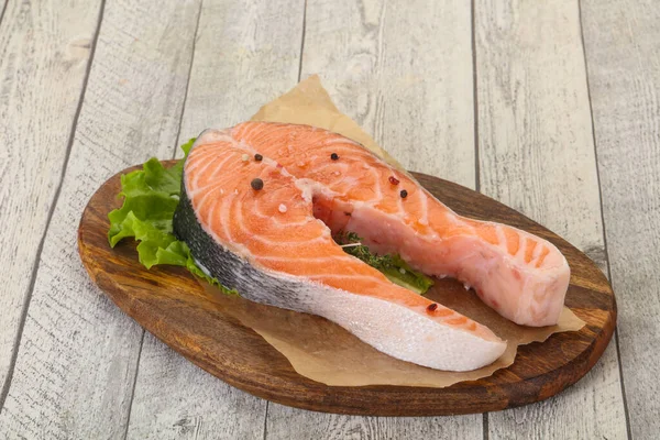 Bistecca Salmone Cruda Con Sale Pepe Pronta Griglia — Foto Stock