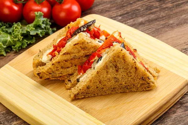 Sandwich Vegetariano Club Con Berenjena Queso —  Fotos de Stock