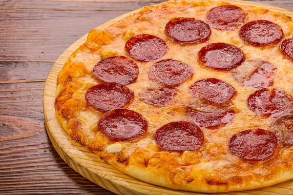 Итальянская Традиционная Кухня Pepperoni Колбасные Пиццы — стоковое фото