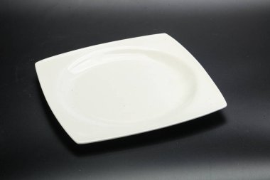 İzole edilmiş servis için beyaz boş tabak