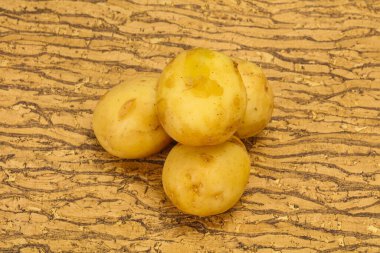 Genç, mevsimlik patates yığını pişirmeye hazır.