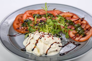 Domatesli Strachatella peyniri, balsamico ve roka.