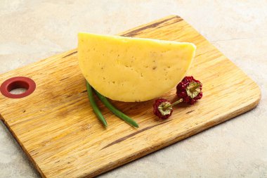 Cevizli sert peynir tuğlası.