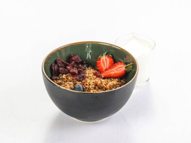 Kahvaltıda süt ve böğürtlenli tatlı Granola