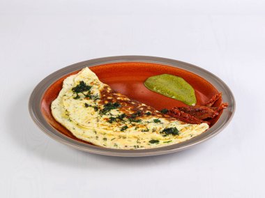 Kahvaltıda omlet maydanoz ve kuru domates.