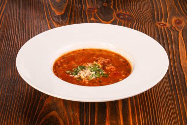 Geleneksel Kafkas mutfağı Kharcho çorbası ve sığır eti.