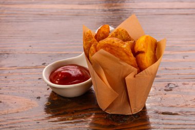 Domates soslu kızarmış patates dilimleri.