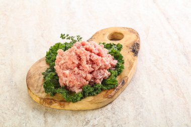 Güvertede pişirmek için ev yapımı çiğ domuz eti.