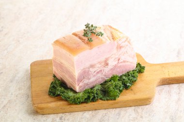 Ev yapımı domuz pastırması.