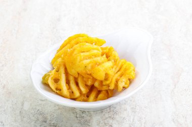 Lezzetli kızarmış patates dilimi kasede