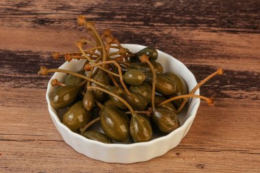 Lezzetli kapari meyveleri kasede 