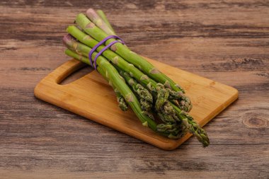 Vejetaryen mutfağı - Pişirmek için çiğ kuşkonmaz yığını