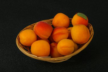 Taze, tatlı, birkaç kayısı meyvesi.