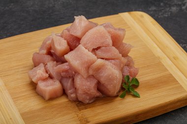 Pişirmek için çiğ tavuk göğsü.