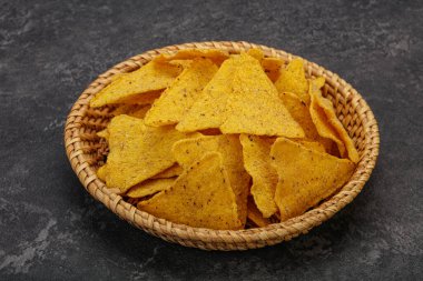 Meksika mısır cipsi üçgen yığını.