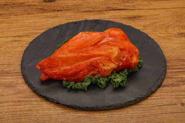 Baharatlı ve otlu füme tavuk göğsü.