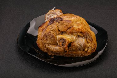 Baharatlı ve otlu domuz budu.