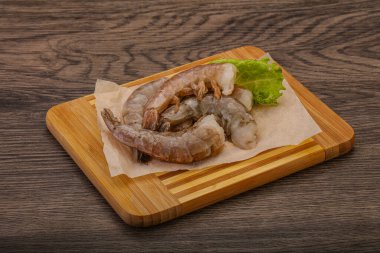 Çiğ kaplan karides yığını yemek için.