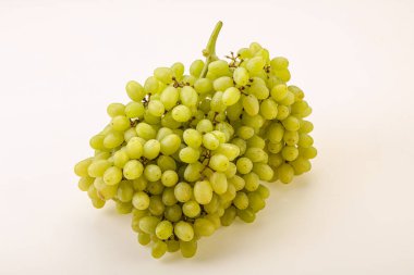 Arka planda tatlı yeşil üzüm dalı