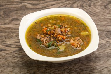 Geleneksel tavuk ve sebzeli mercimek çorbası.