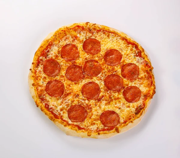 Pizza Tradicional Italiana Com Salsichas Pepperoni — Fotografia de Stock