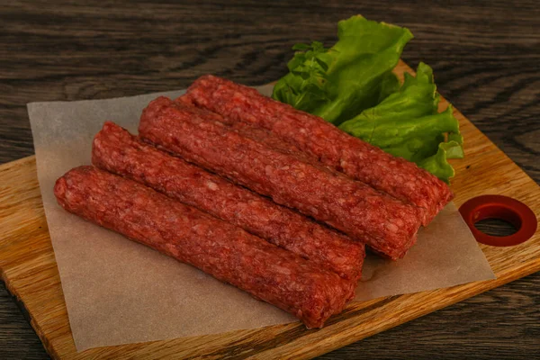 Saucisses Bœuf Crues Aux Épices Pour Grill — Photo