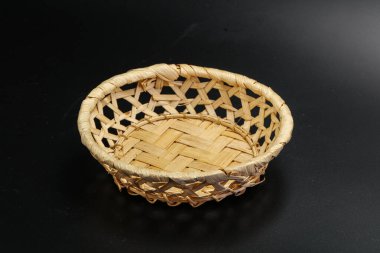 Siyah arkaplanda servis yapmak için doğal hasır masa takımı