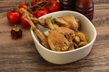 Tatlı ve baharatlı soslu tavşan yahnisi.