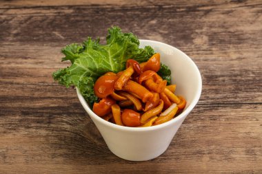 Terbiye edilmiş mantar. Kasede küçük bal aromalı.