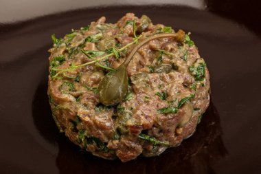 Kaparili çiğ tartar atıştırmalığı.