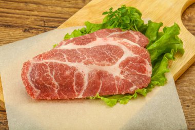 Izgara için çiğ domuz eti boyunlu biftek.