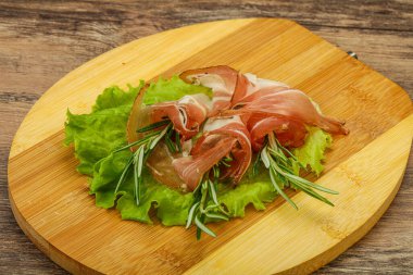 Biberiyeli dilimlenmiş domuz eti.