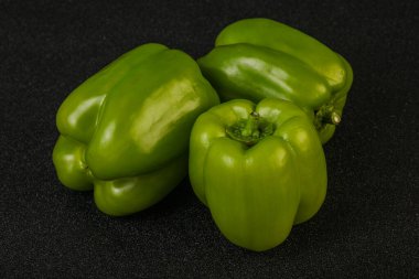 Yeşil tatlı dolmalık biber yığını 