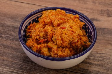 Domates ve tavuklu geleneksel Afrika kuzenleri