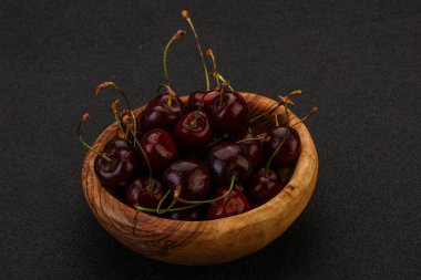 Sepette olgun kuş kirazı