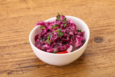 Bitki ve baharatlı kırmızı lahana turşusu