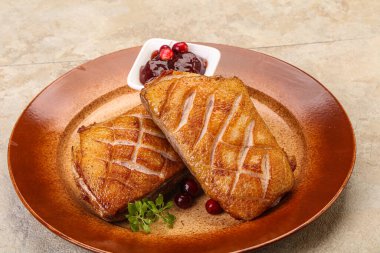 Kızarmış ördek göğsü ve çilek sosu. 