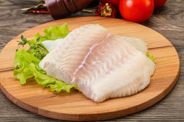 Pişirmek için çiğ pangasius fileto balığı.